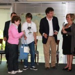 Jules Benveniste premia la scuola media L.Petri di S.Teresa di Riva, Messina, per il disegno Memoria dell'Acqua, titolo omonimo della teoria scientifica di suo nonno, il ricercatore Jacques Benven (2)