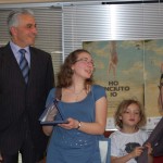 Martina Cavallaro premiata dal sindaco Gori e dal Consigliere della PRovincia di Roma Sergio Urilli (1)